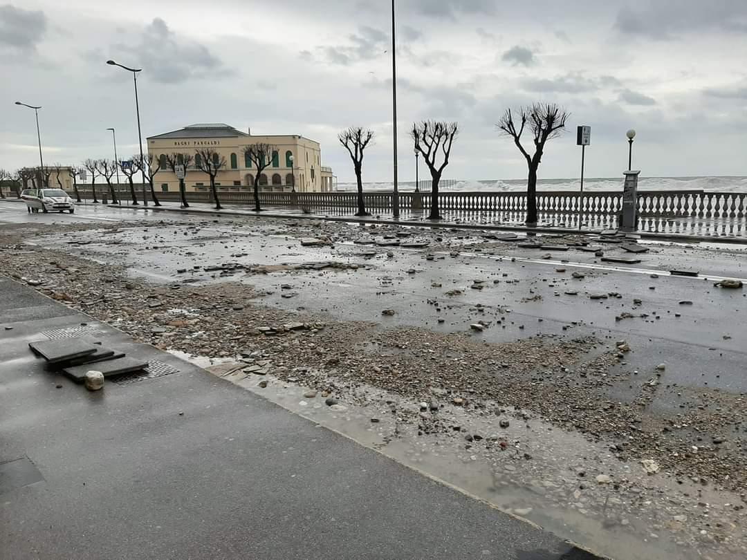 Vento di Libeccio fino a 110 chilometri orari: danni sul lungomare, chiuso un tratto del viale Italia a Livorno - Video