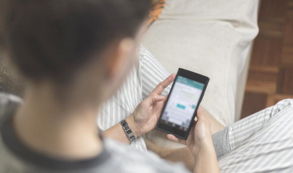 Il cellulare è come un estraneo in casa tua: non dovremmo lasciare i nostri figli soli con lui