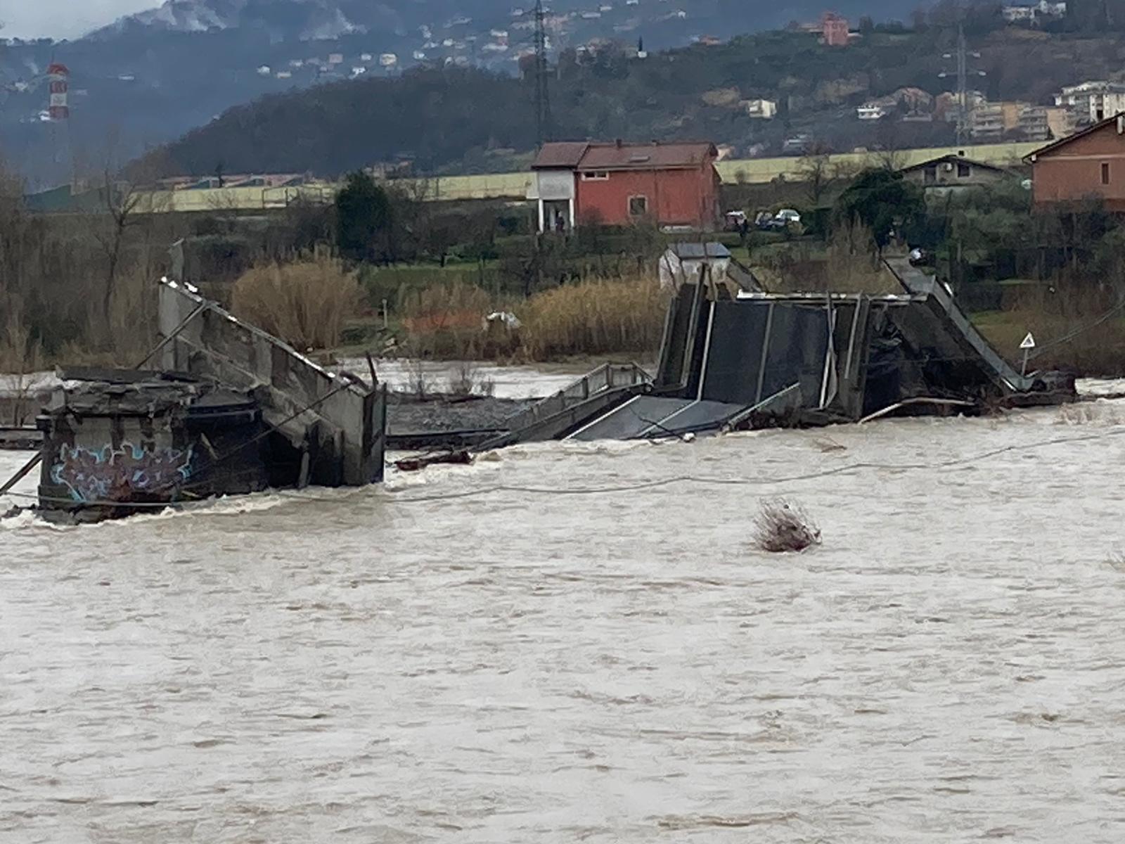 Travolto dalla piena del Magra il furgoncino rosso sul ponte di Albiano