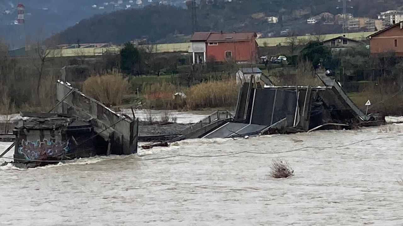 Travolto dalla piena del Magra il furgoncino rosso sul ponte di Albiano