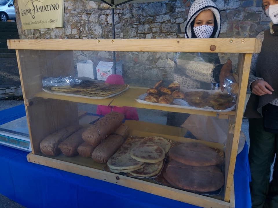 Ultimo mercato del 2020 a Monticello Amiata (foto dalla pagina Facebook di Genuino Amiatino)