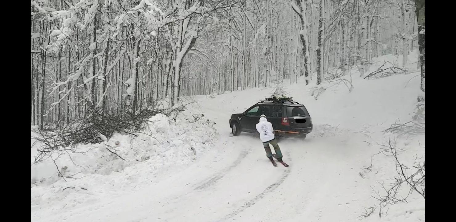 Traina sciatore con l'auto, scoperto attraverso foto su social e prende quattro multe