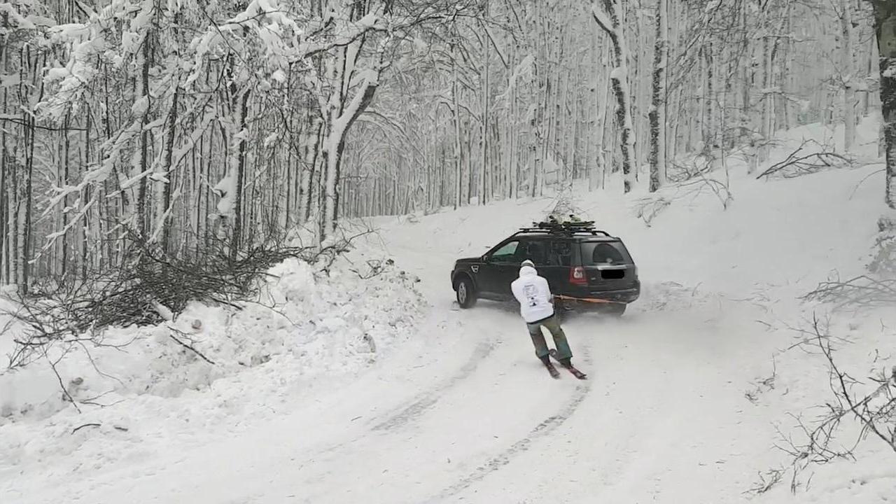 Traina sciatore con l'auto, scoperto attraverso foto su social e prende quattro multe