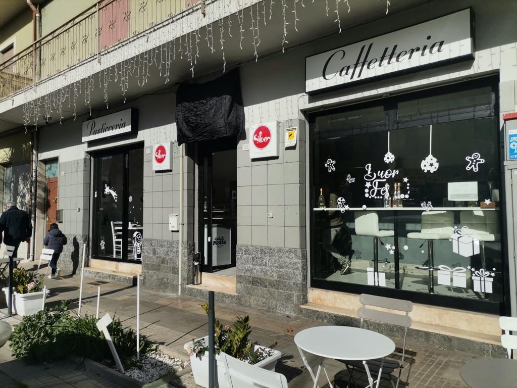 Il titolare di un bar di Quartu ha coperto l'insegna con un drappo nero per protestare contro la decisione di classificare la Sardegna zona arancione (FOTO MARIO ROSAS)