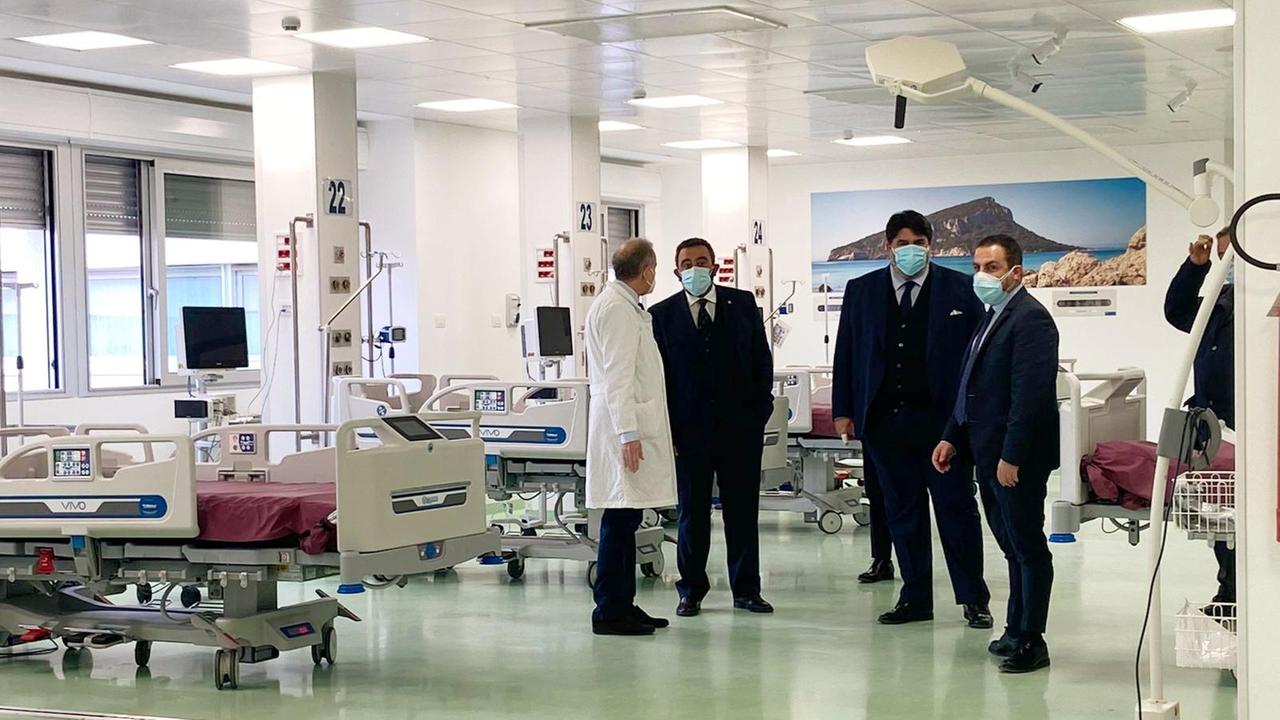 Il presidente Solinas a Sassari nella nuova terapia intensiva (foto Ivan Nuvoli)