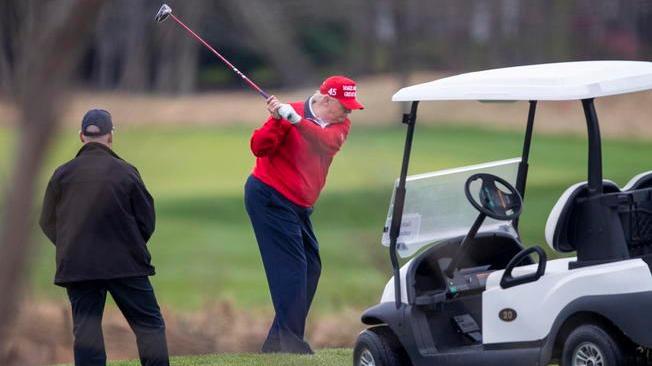 Trump gioca a golf e annuncia 'farò qualcosa ma non subito'