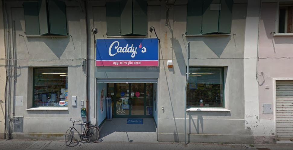 Commessa gettata a terra e minacciata con un coltello a Portomaggiore 