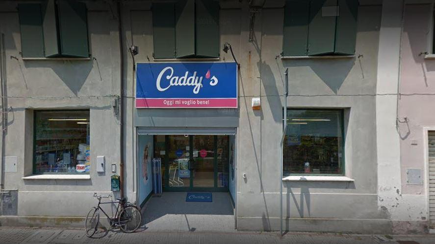 Commessa gettata a terra e minacciata con un coltello a Portomaggiore