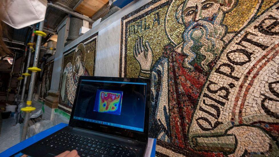 Tornano a splendere dopo il restauro i mosaici del Battistero di Firenze