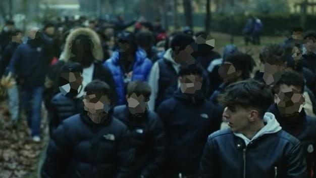 La polizia identifica i primi 21 ragazzi presenti nel video al Villaggio Stranieri: «Li multeremo tutti»