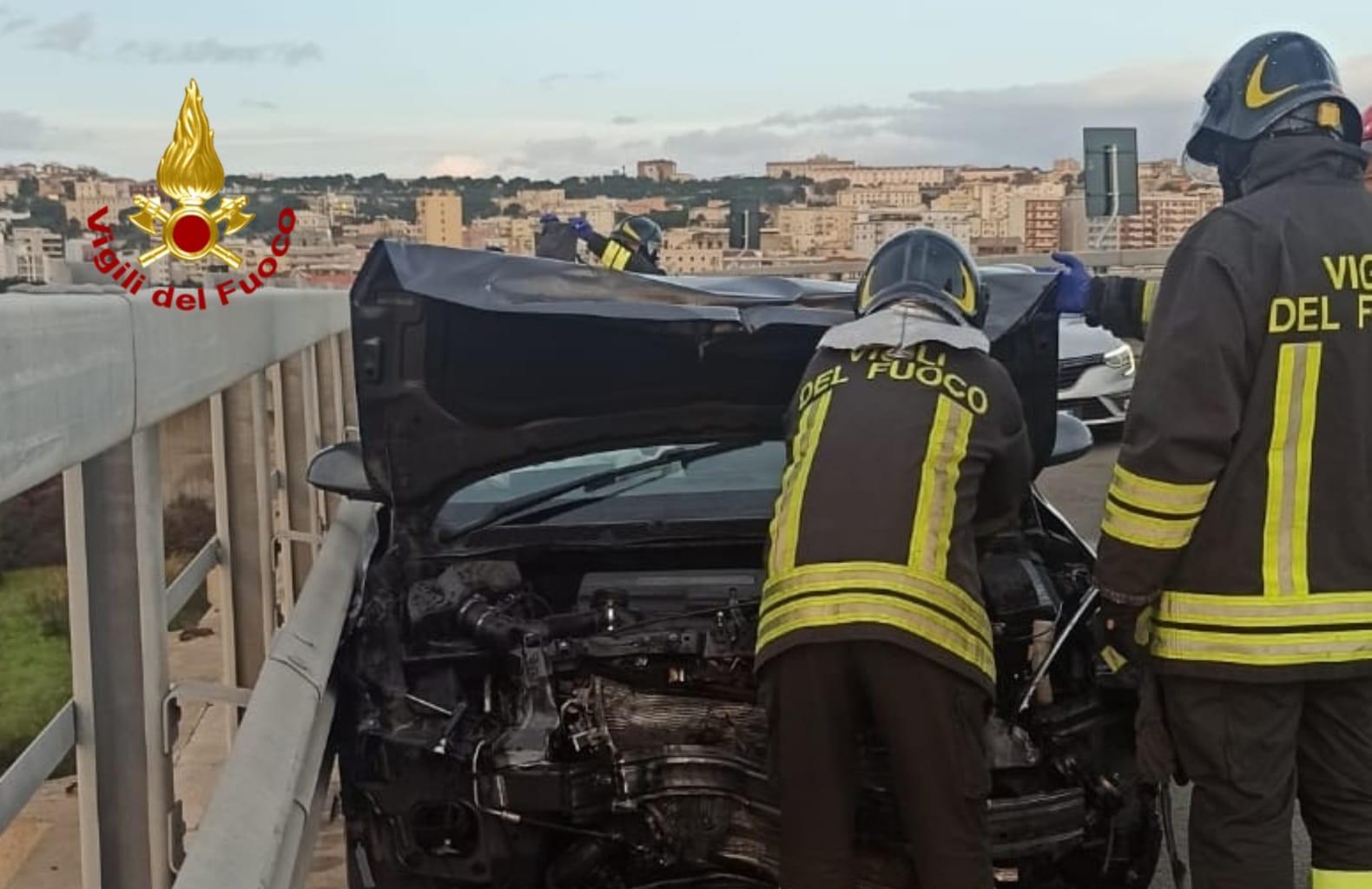 Cagliari, con l'auto contro il guard rail: ferita una giovane coppia