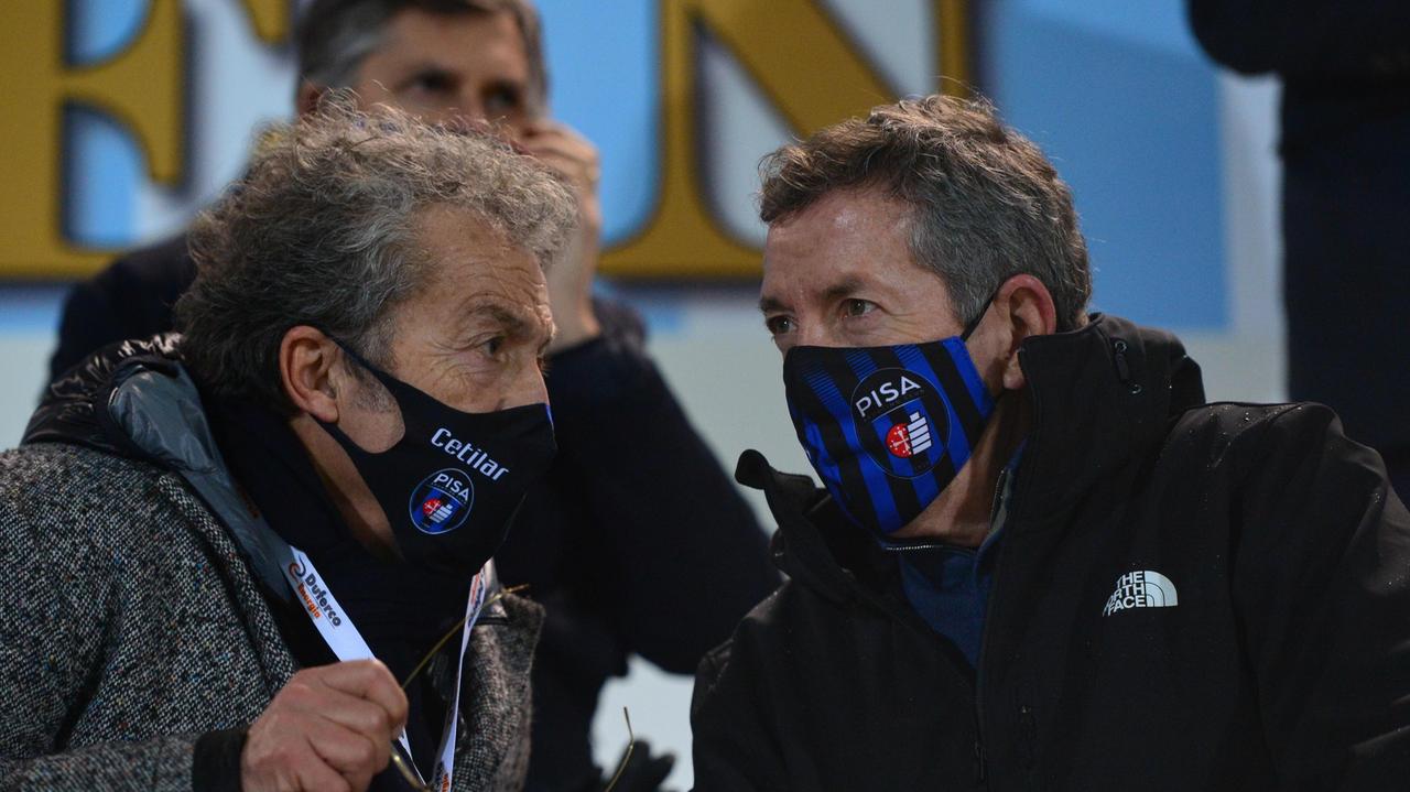 A destra seduto in tribuna a Chiavari Alexander Knaster mentre parla con Giuseppe Corrado
