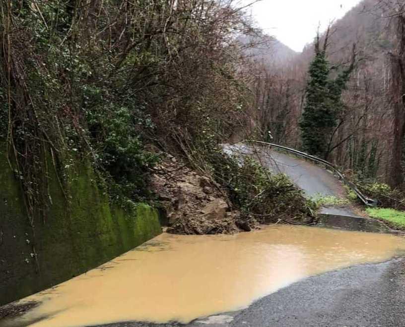 Scavalca il guard rail e vola giù nella scarpata con il pick up 