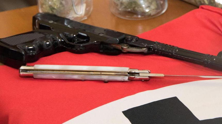 Foto con la pistola e odio razziale, assolto il fornaio