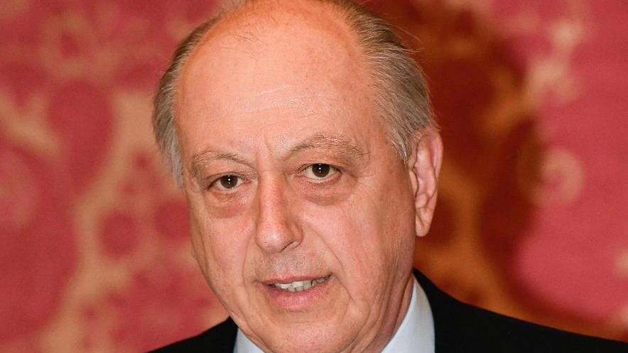 Il sindaco: «L’economista sbaglia» E condanna chi offende dai social