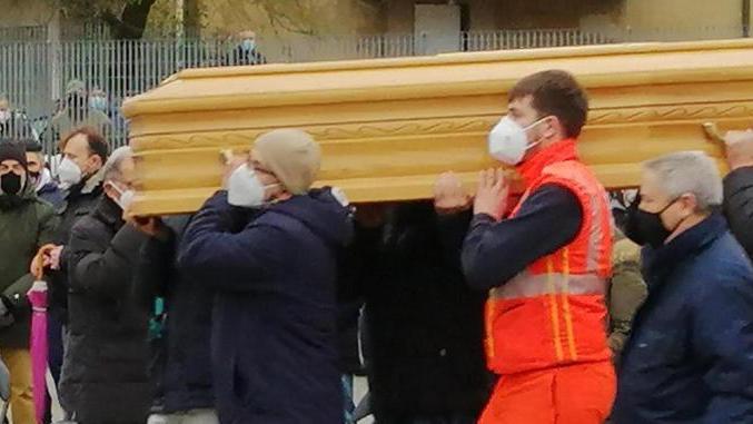 Fumogeni per l’addio a Stefano: «Ti sei sempre impegnato per gli altri»