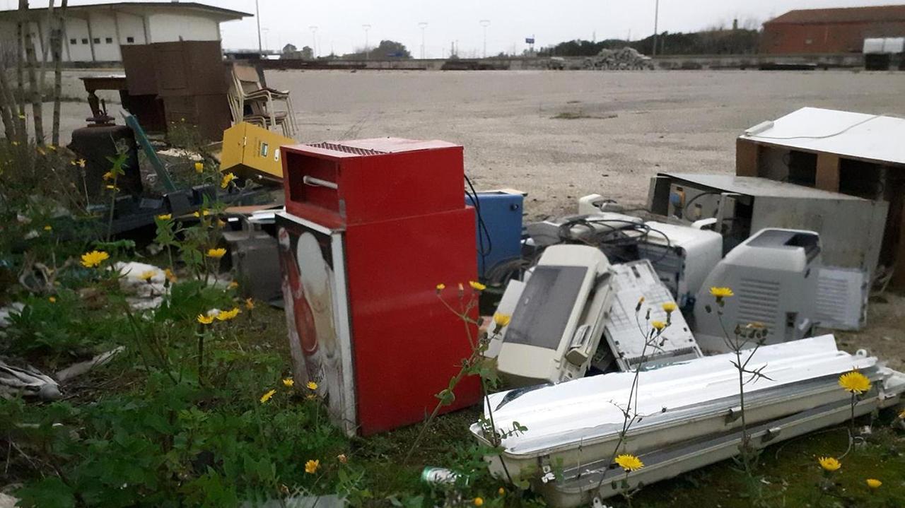 Una discarica nel piazzale merci