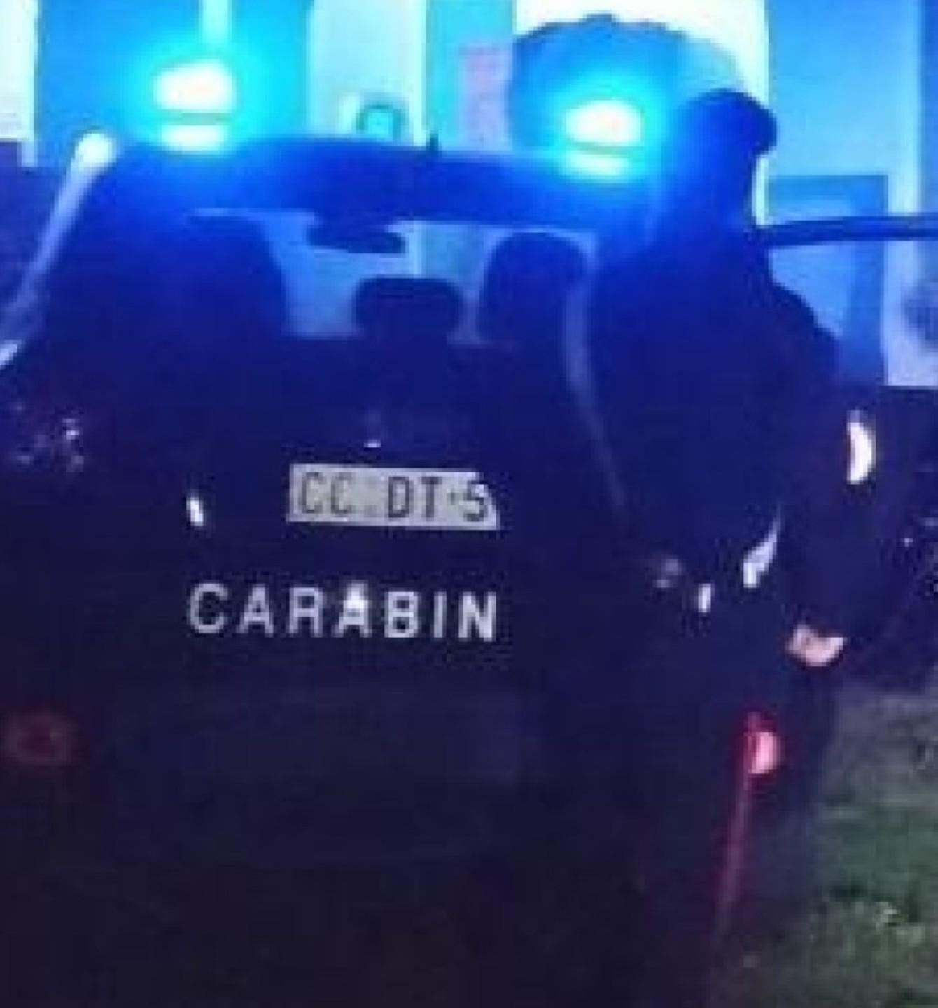 Spaccano una vetrina in centro due ventenni bloccati e arrestati