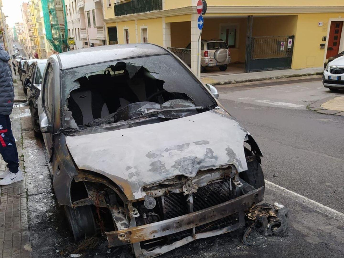 Auto in fiamme, paura in via Alghero 