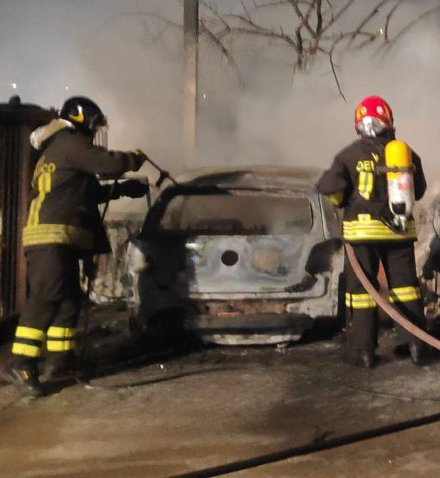 Paura nella notte, bruciate tre auto 