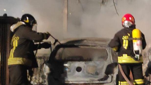 Paura nella notte, bruciate tre auto