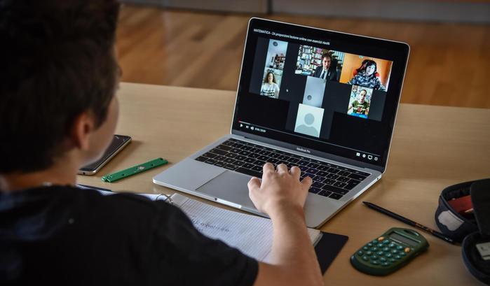 Bimbi ostaggio dei social, il garante frena TikTok 