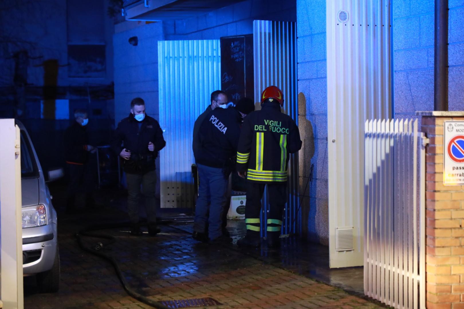 Modena. Incendio con scoppio in un garage. Palazzo evacuato