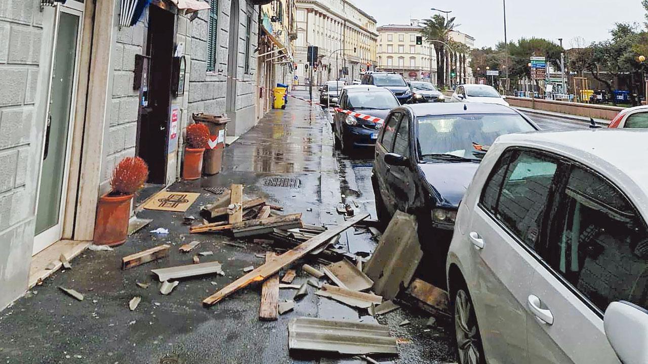 Il cornicione precipita giù per il maltempo: «Ho gridato alla ragazza, si è salvata per miracolo» 