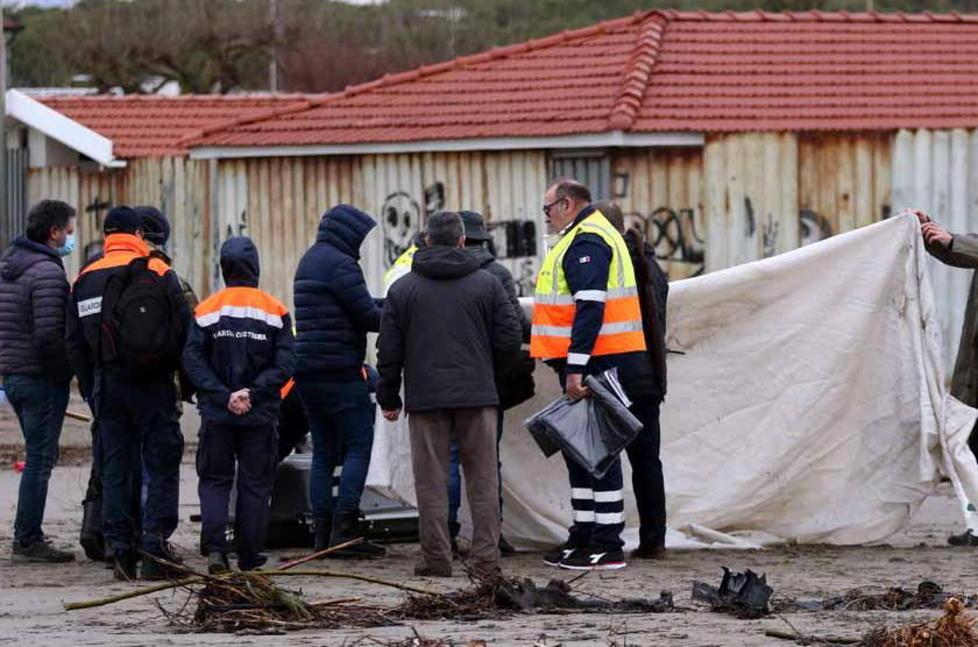 Cadavere di una donna trovato in spiaggia: seminuda e con scarpe da ginnastica 