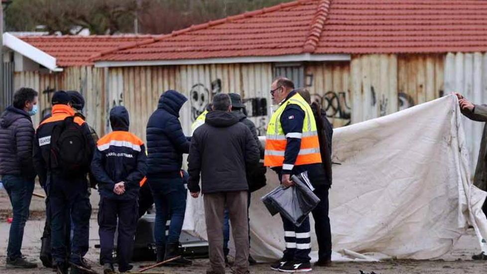 Cadavere di una donna trovato in spiaggia: seminuda e con scarpe da ginnastica