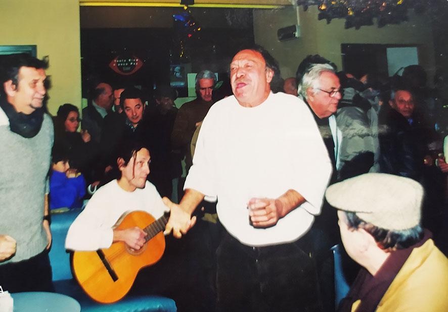 Carlo Monni improvvisa una spettacolo alla Casa del popolo di Coiano nel 2004. A sinistra Franco Casaglieri