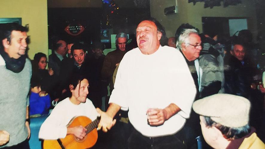 Carlo Monni improvvisa una spettacolo alla Casa del popolo di Coiano nel 2004. A sinistra Franco Casaglieri