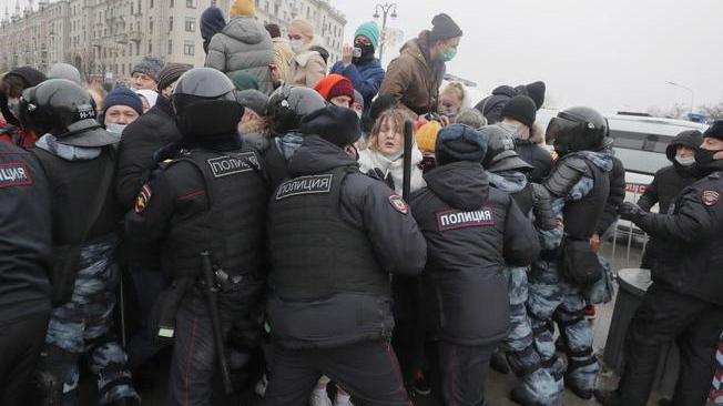Oltre 3.300 fermati alle manifestazioni per Navalny