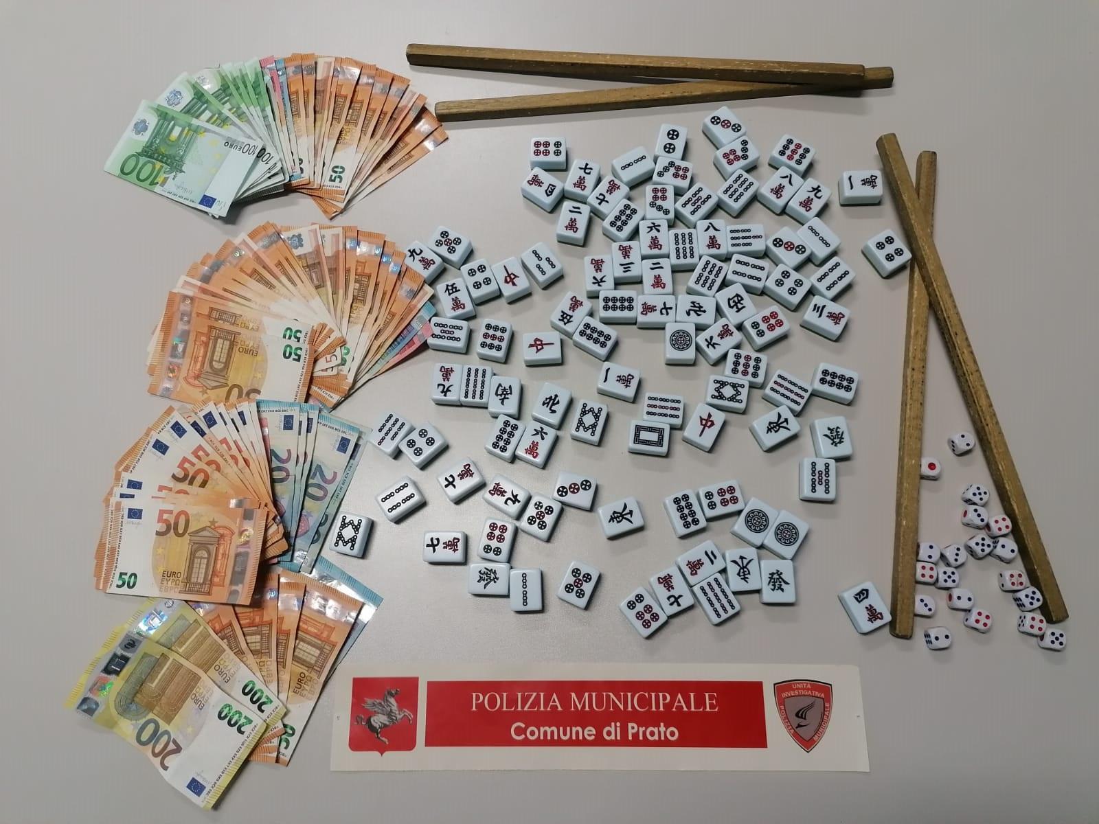Le tessere e il denaro sequestrato dalla polizia municipale