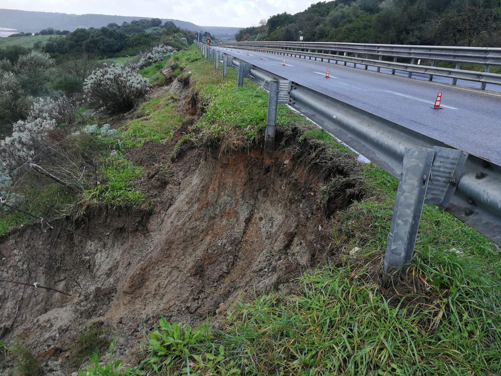 Le strade della Sardegna continuano a sgretolarsi, paurosa frana sulla 131 dcn all'altezza di Sedilo 