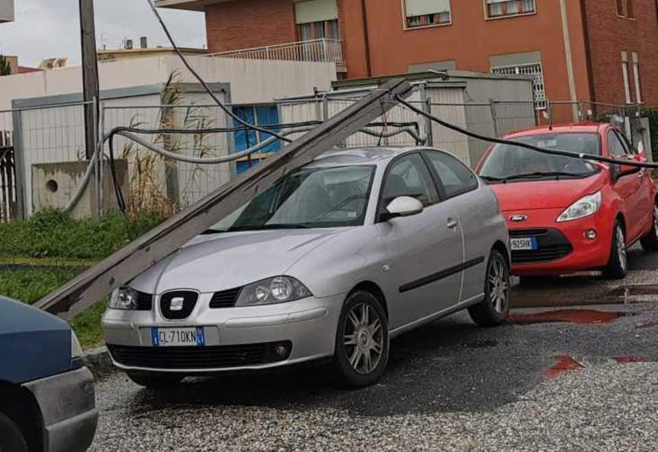 Maltempo, auto schiacciata dal palo: «Se fossi stato dentro sarebbe finita malissimo» 