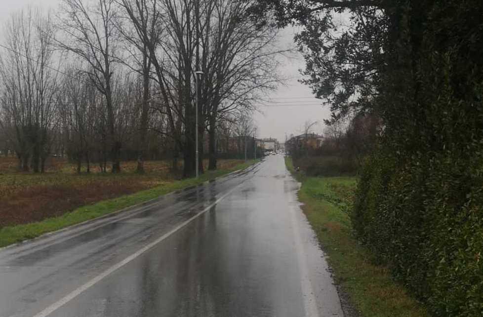 Stradone di Camigliano, la denuncia dei residenti: "Pericoloso per chi si muove a piedi" 