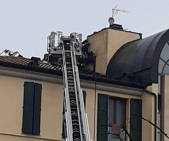 Camino a fuoco, incendio sul tetto di una casa a Tabina 