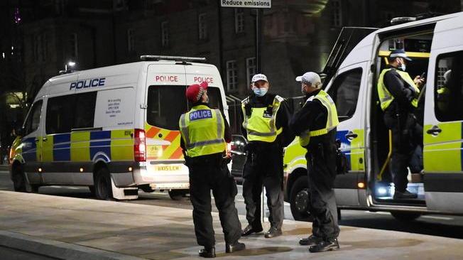 Covid: la Polizia fa irruzione in un rave a Londra con 300 persone 