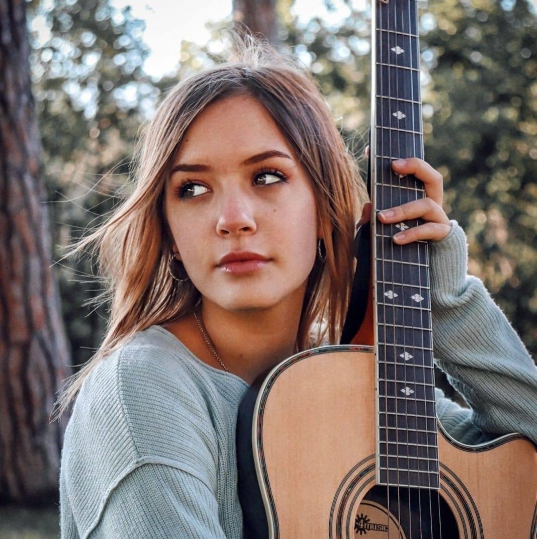 Camilla, protagonista del web la ragazza che canta in pineta 