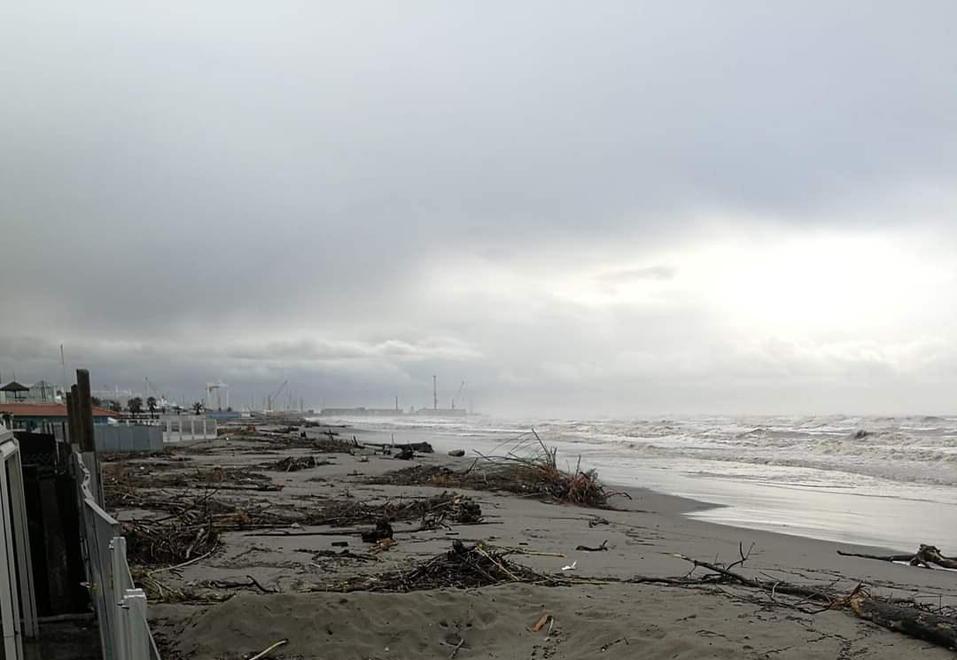 Spiaggia invasa dal lavarone Strade allagate e black out