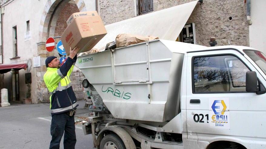 Rifiuti, lo spazzamento a Ersu ma le isole ecologiche restano