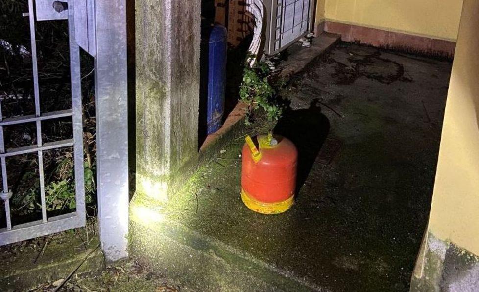 Lascia aperte bombole del gas accanto alla sede di Forza Italia 