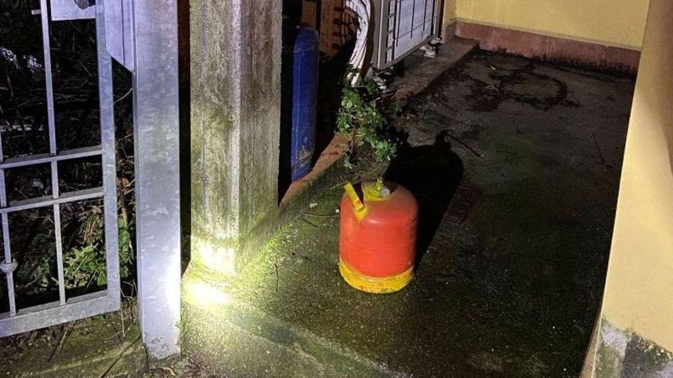 Lascia aperte bombole del gas accanto alla sede di Forza Italia