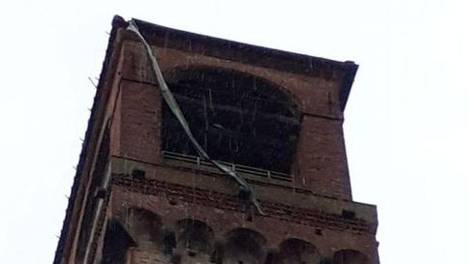 Il vento stacca una canale