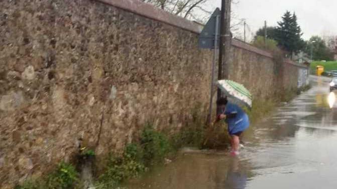 Griglie di scolo tappate e la strada diventa un lago