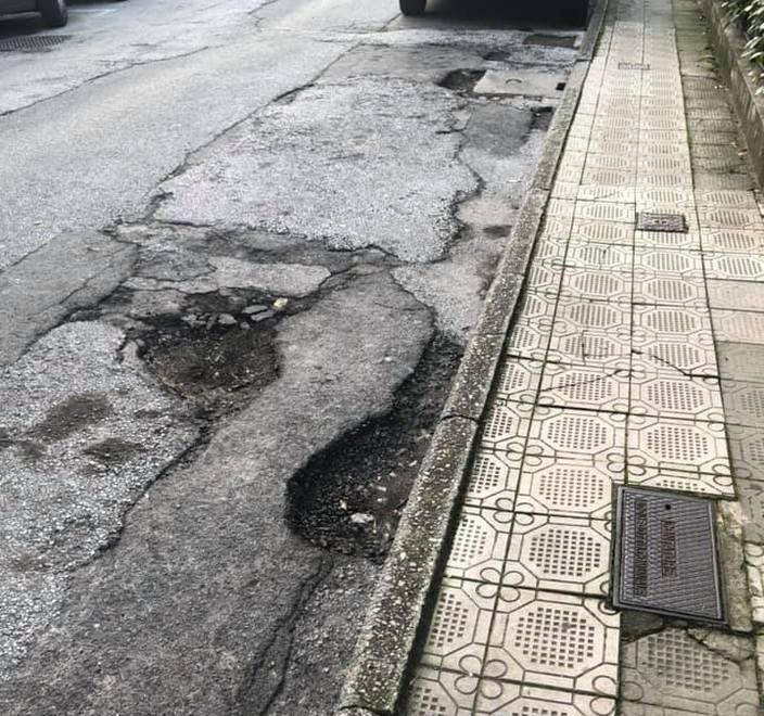 Via Pisacane tutta buche E in giro le strade si sbriciolano 