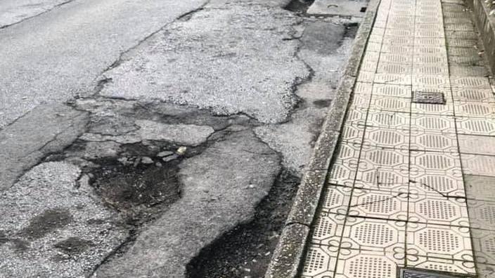 Via Pisacane tutta buche E in giro le strade si sbriciolano