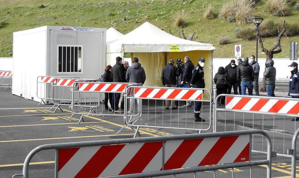 Il drive through da ieri trasferito dall’ospedale al parcheggio del porto 