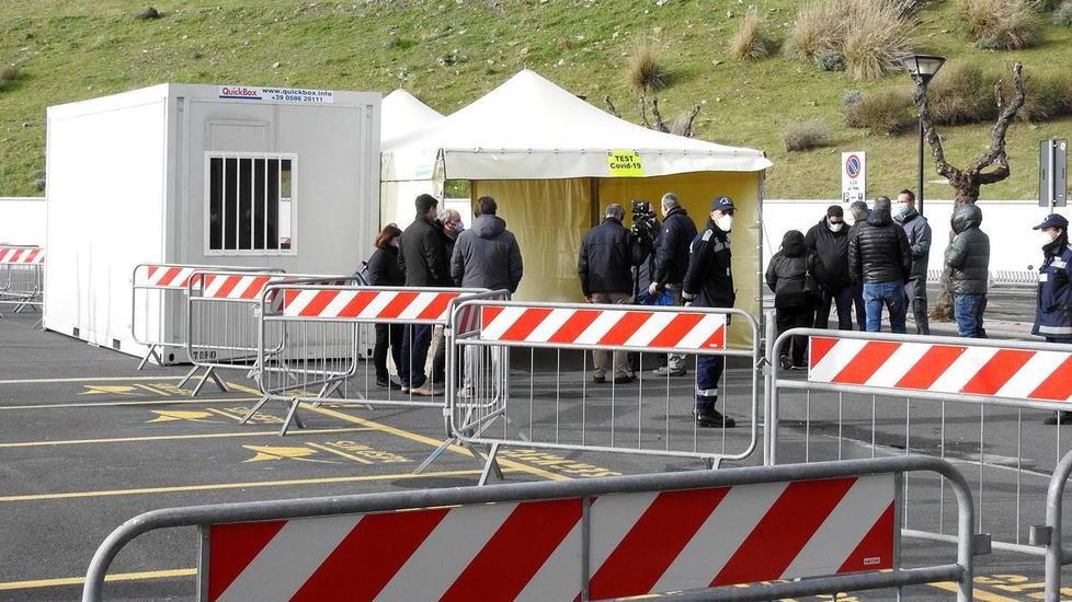 Il drive through da ieri trasferito dall’ospedale al parcheggio del porto